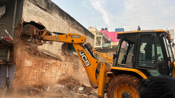 D K Shivakumar Warning Bulldozer sound in Bengaluru house matash