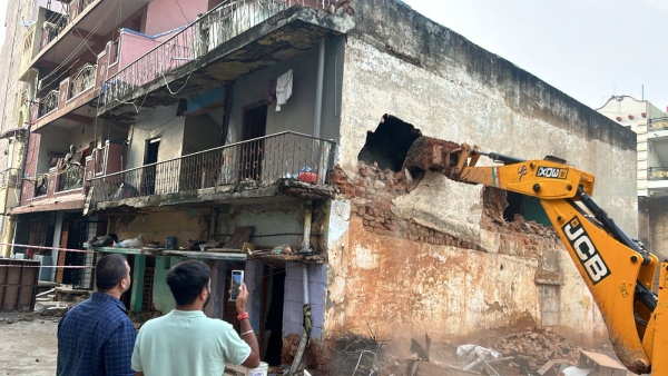 D K Shivakumar Warning Bulldozer sound in Bengaluru house matash