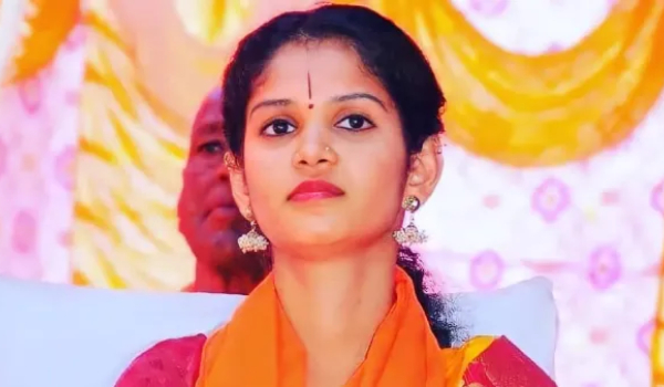 Bigg Boss Kannada Season 11 Chaitra Kundapura broke the rules on the first day - what happened Bigg Boss Kannada Season 11 Chaitra Kundapura broke the rules on the first day - what happened