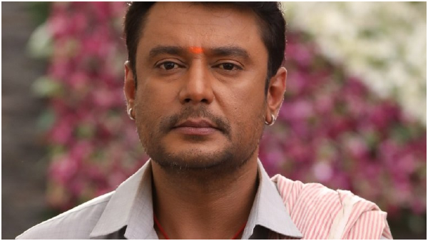Darshan give signal to his fans from Ballari Jail