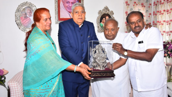 Vice President Jagdeep Dhankhar Visits Former PM H D Deve Gowda s Residence