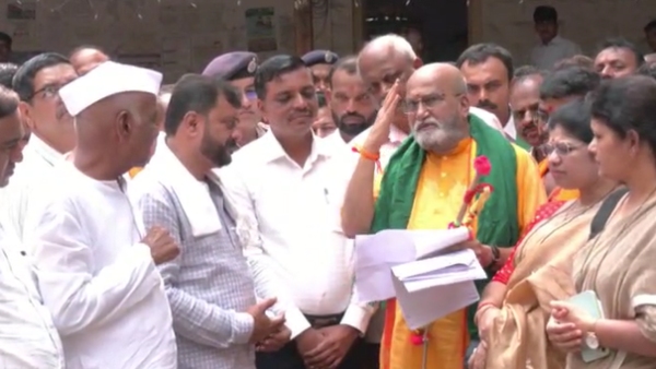 Farmers Protest Against State Government And Waqf Board At Dharwad