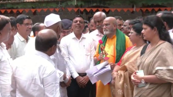 Farmers Protest Against State Government And Waqf Board At Dharwad