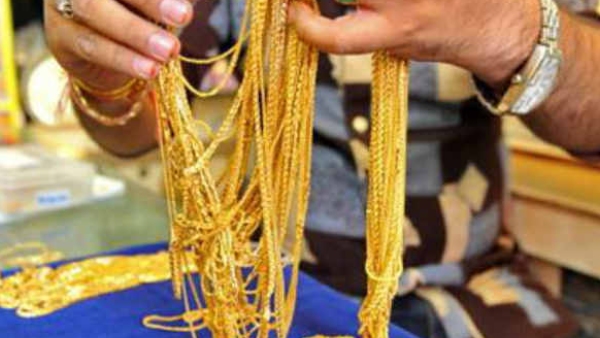 Kannada s auto driver who delivered gold chain to passenger video viral
