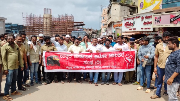 Hubballi Road Pothole Problems Auto Drivers Association Protested after Naming the Pothole