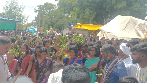 Women Dance at Gollahalamma Bhandarotsava Know specialty