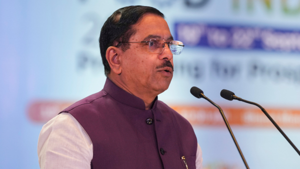 Hydrama in front of CM Siddaramaiah DCM DK Shivakumar