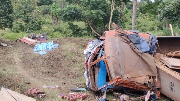 Lorry overturn near Bandipur Tiger Reserve
