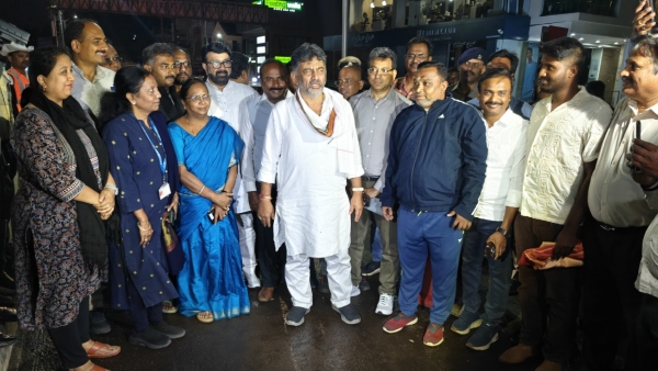 Opposition Leader R Ashok Scolded DK Shivakumar About The Road Pothole in Bengaluru