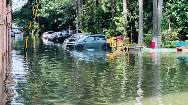 Due To Rain In Bengaluru Apartment People Were Given A Drop In A Tractor