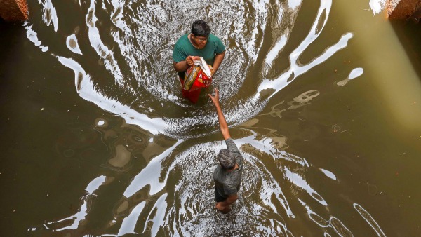 Aam Aadmi Party strange protest in Bengaluru
