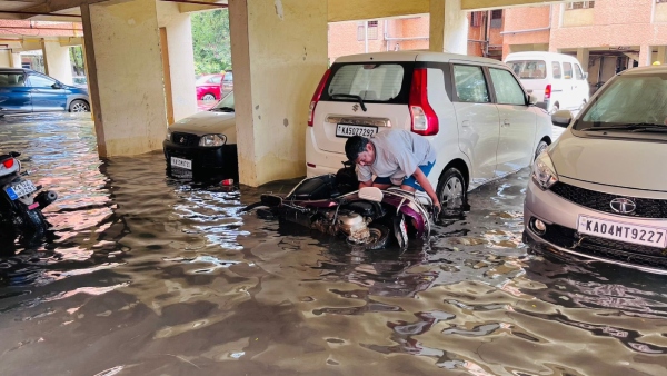 Due To Rain In Bengaluru Apartment People Were Given A Drop In A Tractor