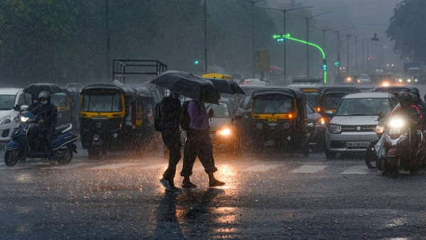 Heavy rains in Bengaluru Roads flooded- Traffic jam