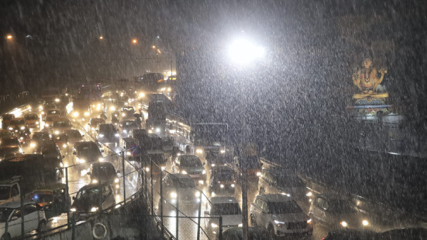 Heavy rains in Bengaluru Roads flooded- Traffic jam