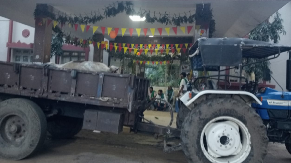 Farmers brought death cattle from tiger and leopard attacks to taluk office in Chamarajanagar Farmers brought death cattle from tiger and leopard attacks to taluk office in Chamarajanagar