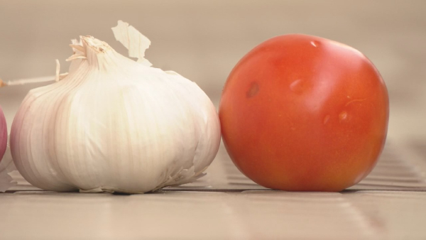 Desi garlic expensive- Banned Chinese garlic sold in Chikkaballapur