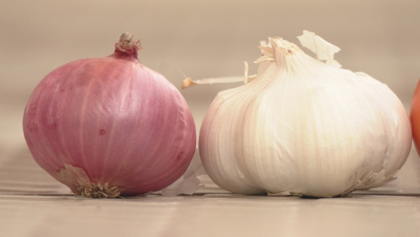 Desi garlic expensive- Banned Chinese garlic sold in Chikkaballapur