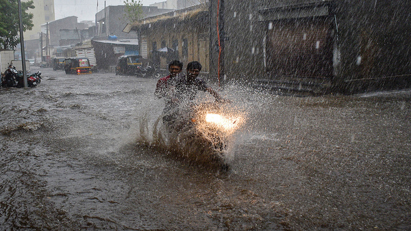 Lashes Rain with Cold Weather in Bengaluru Next 48 Hours Heavy Rain Expected IMD