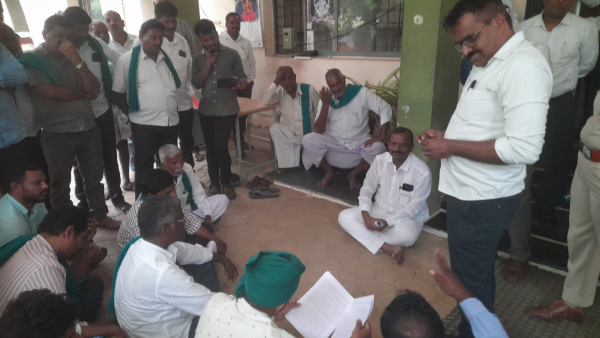 Farmers Protest Against Union For Sudden Reduction In Milk Price At Chamarajanagar