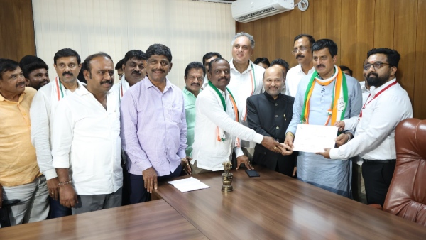 Supporters Showered Milk On Channapatna Congress Candidate CP Yogeshwar Supporters Showered Milk On Channapatna Congress Candidate CP Yogeshwar