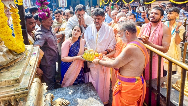 DCM DK Shivakumar Visited Murudeshwara Temple With His Wife