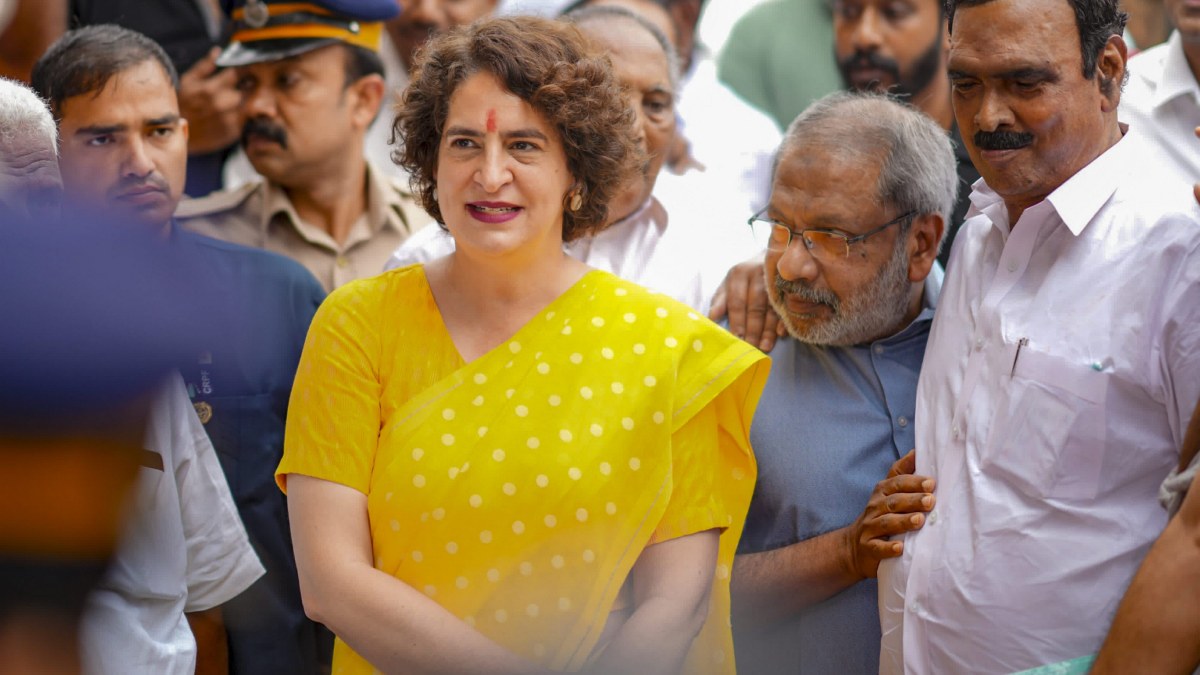 Priyanka Gandhi: ವಯನಾಡಿನ ಮತಗಟ್ಟೆಗೆ ಭೇಟಿ ನೀಡಿದ ಪ್ರಿಯಾಂಕಾ ಗಾಂಧಿಯನ್ನು ತಬ್ಬಿಕೊಂಡ ಜನ- ಪ್ರೀತಿಗೆ ಆಭಾರಿ ಎಂದ 'ಕೈ' ನಾಯಕಿ