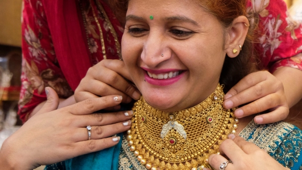 gold silver price on 27th november check latest gold rate india include bengaluru