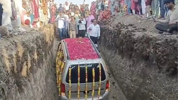 Gujarat Car funeral 1500 people participated in car final yatra- invited to feast Video Viral Gujarat Car funeral 1500 people participated in car final yatra- invited to feast Video Viral