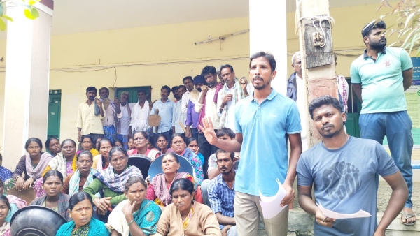 Labourers Protest Against Officers At Akkihebbal Hobli Of KR Pete Taluk