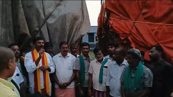 Lorries carrying garbage from Kerala to Karnataka are Siege naer Mdrahalli village Lorries carrying garbage from Kerala to Karnataka are Siege naer Mdrahalli village