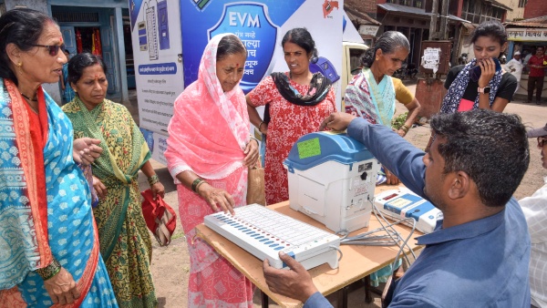 Maharashtra Assembly Elections 4 parties 15 small parties competing in the fight for existence