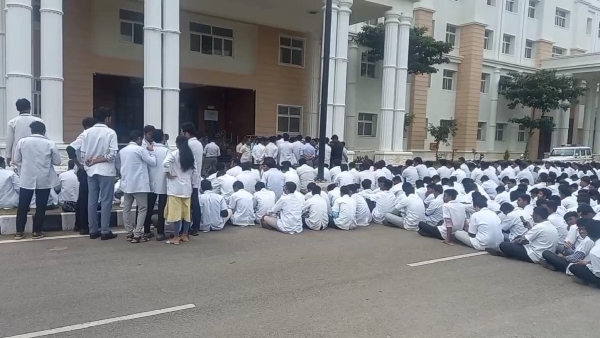 Medical College Students Protest Against Dean s Exploitation in Chamarajanagar