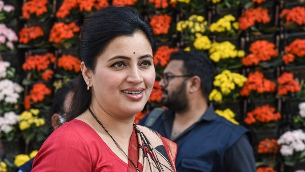 Maharashtra Assembly Elections 2024 BJP Leader Navneet Rana attacked in Amaravati 3 arrested