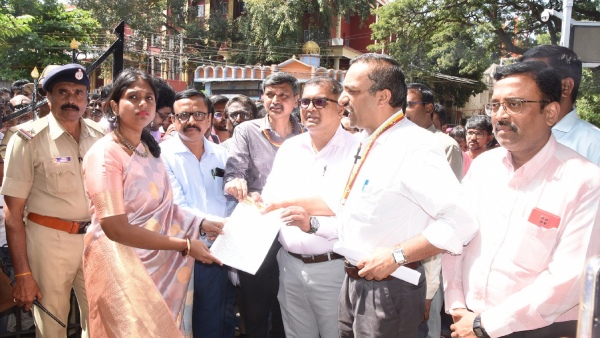 Tumkur Doctors And Health Officers Protest Against Zilla Panchayat CEO Tumkur Doctors And Health Officers Protest Against Zilla Panchayat CEO