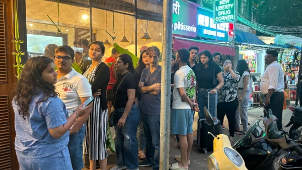 virat kohli-anushka sharma couple tastes bengaluru benne dosa in mumbai photo viral