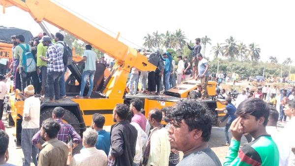 Six Family Members Killed As Truck Container Overturns Onto Car Near Nelamangala Six Family Members Killed As Truck Container Overturns Onto Car Near Nelamangala