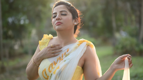 Actress And Anchor Kaavya Sha Lost More Than 6 lakh In Cyber Crime