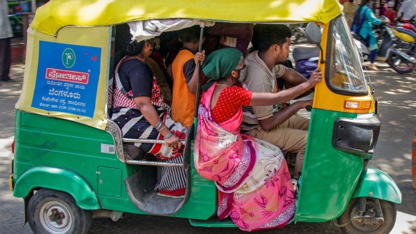 Bengaluru Road Rage Auto Driver Hits-Abuses Car Owner in Nayandahalli ORR Video Viral Bengaluru Road Rage Auto Driver Hits-Abuses Car Owner in Nayandahalli ORR Video Viral
