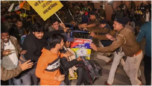 Police Use Lathi Charge Water Cannons on BPSC Aspirants in Patna
