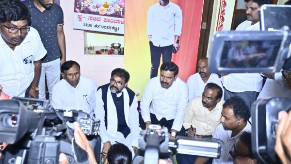 BJP Delegation Visits Contractor Sachin Family Compensation Rejected CBI Probe Demanded