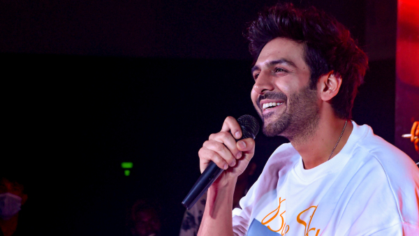 Bollywood actor Kartik Aaryan took 37 retakes to do a kissing scene Bollywood actor Kartik Aaryan took 37 retakes to do a kissing scene