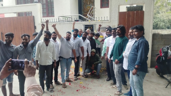 Sandalwood Actor Darshan Thoogudeepa Fans Rushed To Bangalore BGS Hospital