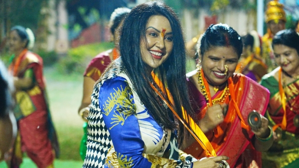 Maharashtra CM Devendra Fadnavis Wife Amruta Says she ready to Serve People