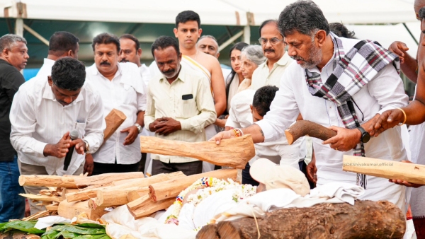 DCM DK Shivakumar Delivers Emotional Speech at Former CM SM Krishna s Funeral In Mandya