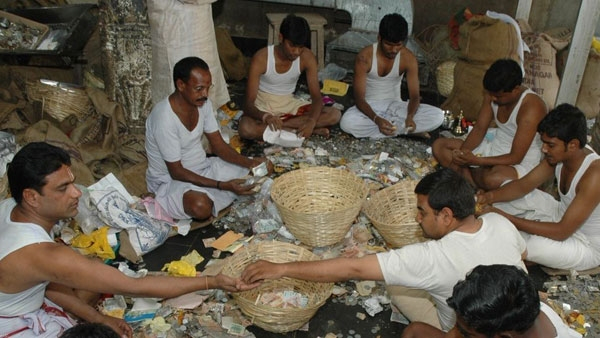 Devotee s iPhone Lands in Arulmigu Kandhaswami Temple Hundi Near Chennai