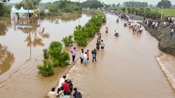 cyclone fengal kills 7 in tamil nadu s tiruvannamalai imd forcast for karnataka kerala puducherry