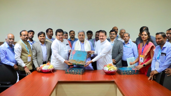 Ministers Handover Profit Cheque of Rs 108 62 Crore of KSDL to Karnataka Government