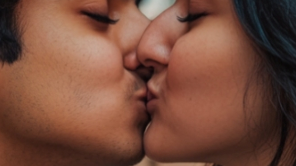 Lovers Liplock at Metro Station video viral