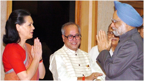 sonia gandhi pays tribute to manmohan singh sonia gandhi pays tribute to manmohan singh