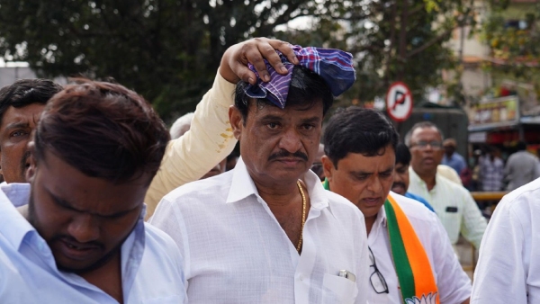 Egg thrown At BJP MLA Munirathna Kusuma Hanumantharayappa Reaction